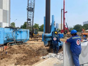 Larsen pile driving robot at Le Thy construction site"