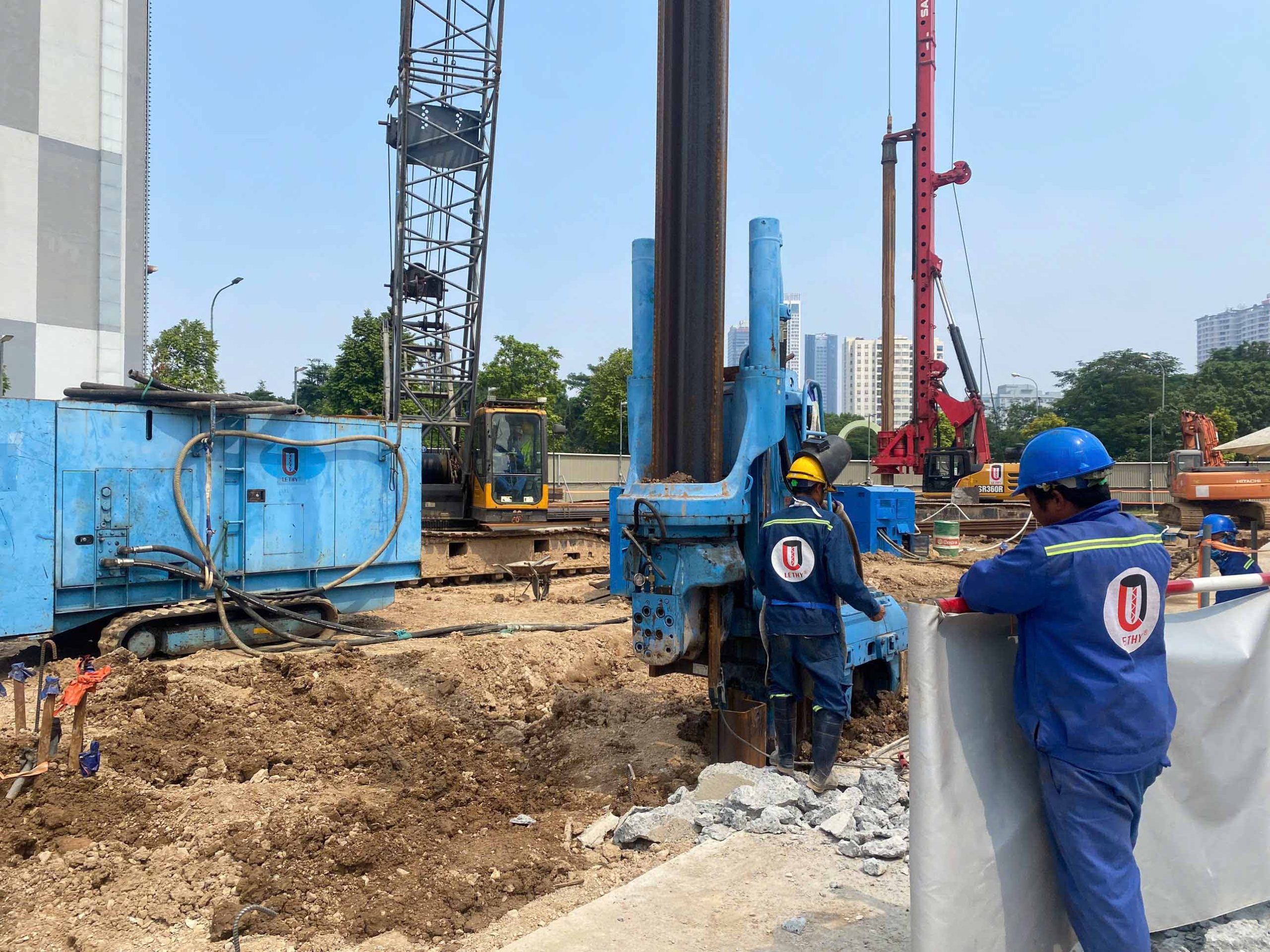 Robot ép cừ Larsen tại công trình Lê Thy”